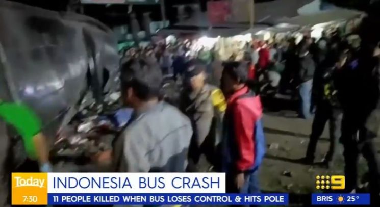 충돌 사고로 11명이 숨지고 32명이 부상을 입은 인도네시아 버스 [이미지출처=9뉴스 캡처]