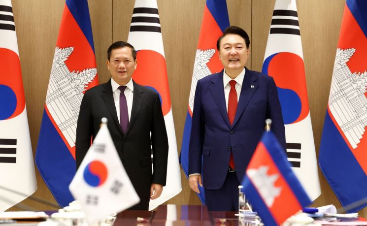 윤석열 대통령이 16일 서울 용산 대통령실 청사에서 열린 한·캄보디아 정상회담에서 훈 마넷 캄보디아 총리와 기념촬영을 하고 있다. [이미지출처=연합뉴스]