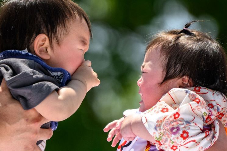 치솟는 병원비에 임산부 고민 ↑…출산비 의료보험 적용 추진하는 일본