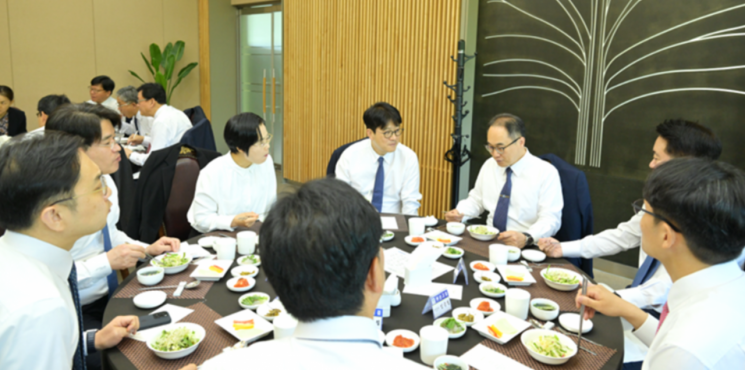 이원석 검찰총장이 이창수 신임 서울중앙지검장 등 검사장들과 오찬을 하는 모습. 사진 제공=대검찰청