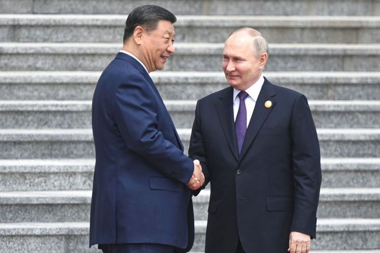 지난 5월 중국을 국빈 방문한 블라디미르 푸틴 대통령이 베이징 인민대회당 앞에서 시진핑 중국 국가주석과 악수하고 있다. [이미지출처=연합뉴스]
