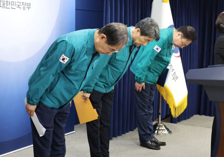 한덕수 국무총리와 이주호 사회부총리, 조규홍 보건복지부 장관이 16일 정부서울청사에서 의대정원 관련 대국민 담화를 발표한 뒤 인사하고 있다. [이미지출처=연합뉴스]