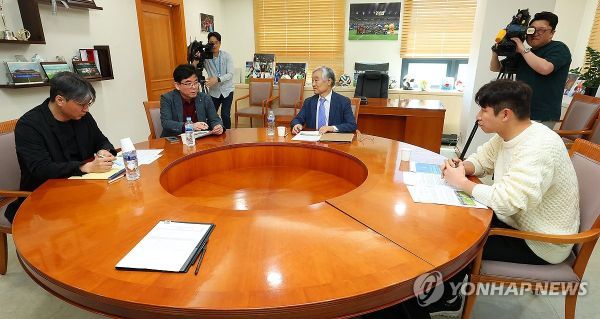 16일 오후 서울 종로구 한국프로축구연맹에서 열린 '물병 투척' 사건 관련 상벌위원회에서 상벌위원들이 이야기를 나누고 있다. (왼쪽부터) 전경준·박순규 상벌위원, 조남돈 상벌위원장, 이근호 상벌위원.[사진제공=연합뉴스]