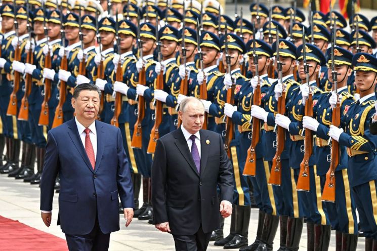 중국을 국빈 방문한 블라디미르 푸틴 러시아 대통령(오른쪽)이 16일 베이징에서 시진핑 국가주석과 함께 의장대를 사열하고 있다. [이미지출처=연합뉴스]