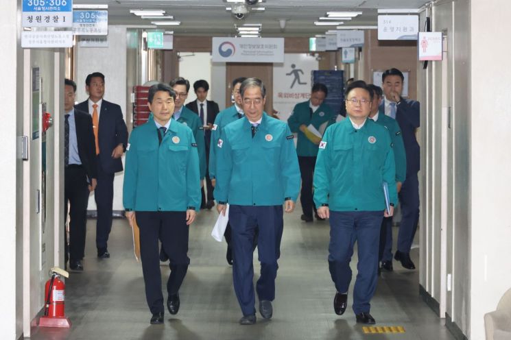 한덕수 국무총리와 이주호 사회부총리, 조규홍 보건복지부 장관이 16일 정부서울청사에서 의대정원 관련 대국민 담화를 발표하기 위해 이동하고 있다. [이미지출처=연합뉴스]