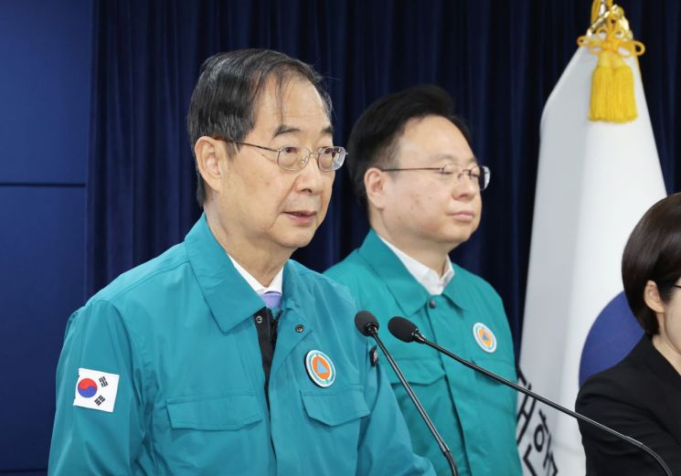 한덕수 국무총리와 이주호 사회부총리, 조규홍 보건복지부 장관이 16일 정부서울청사에서 의대정원 관련 대국민 담화를 발표하고 있다. [이미지출처=연합뉴스]
