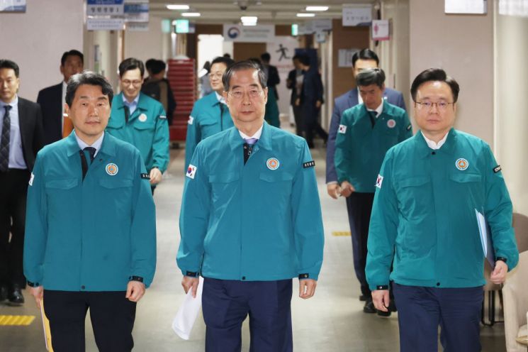 한덕수 국무총리와 이주호 사회부총리, 조규홍 보건복지부 장관이 16일 정부서울청사에서 의대정원 관련 대국민 담화를 발표하기 위해 이동하고 있다. [이미지출처=연합뉴스]