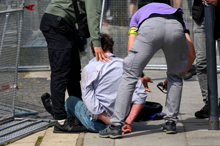 로베르토 피초 슬로바키아 총리에게 15일(현지시간) 총격을 가한 용의자가 붙잡혀 바닥에 앉아 있다. [이미지출처=연합뉴스]