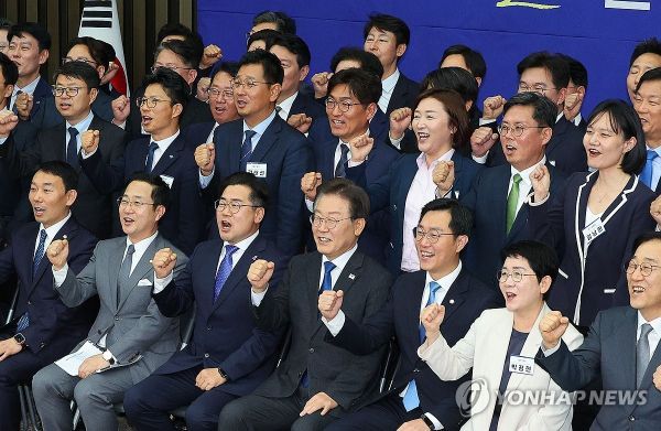 이재명, 초선들에 "정치 논리 휘둘리지 말고 민심 따라 행동해야"