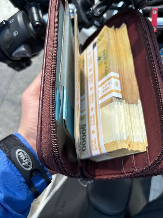 배달 기사 이 모 씨가 주운 지갑. 5만원권이 다발로 들어있다. [사진출처=JTBC]
