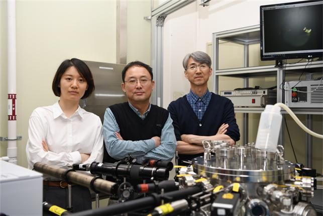 이번 연구를 주도한 표준연 우주극한측정그룹의 연구진이 포즈를 취하고 있다.(왼쪽부터 Wang Lei Post-doc., 조용찬 선임연구원, 이근우 책임연구원)