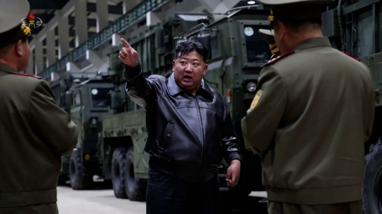 김정은 북한 국무위원장이 미사일연합부대에 새로 장비할 전무미사일무기체계를 료해(파악)했다고 조선중앙TV가 보도했다. [이미지출처=연합뉴스]