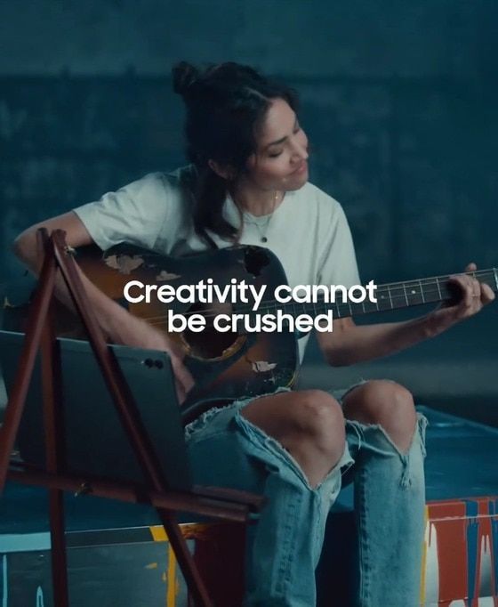 한 여성이 부서진 잔해가 널브러진 공간에서 망가진 기타로 연주하는 모습을 담은 삼성전자 광고. 이 광고는 앞선 애플의 신형 아이패드 프로 광고를 저격한 것으로 보인다. [이미지출처=삼성모바일US SNS 캡처]