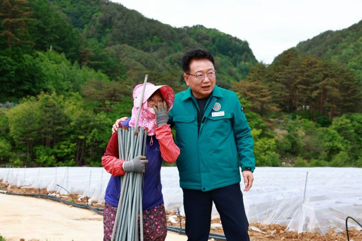 금강송면 민생 현장 투어 나선 손병복 울진군수.