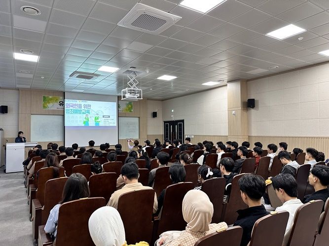 목포해양대학교에서 유학생을 대상으로 범죄예방 교육을 하고 있다. [사진제공=목포경찰서]