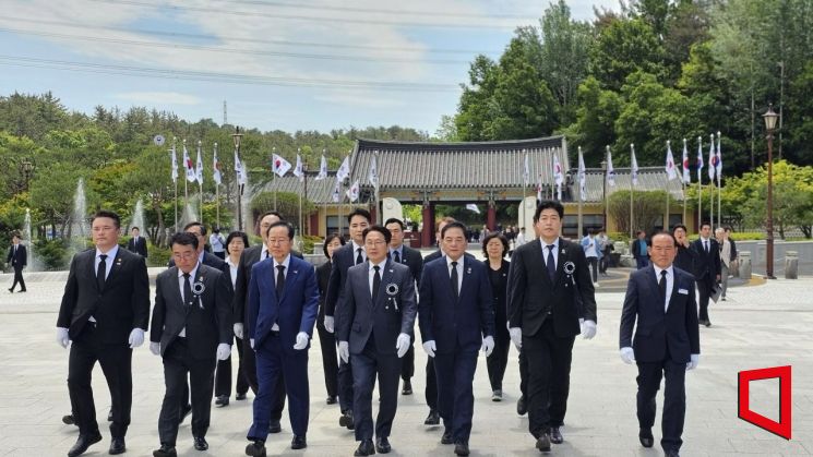 홍준표 대구광역시장과 강기정 광주광역시장 등 참배단이 5.18민주화운동 기념식 하루 전인 17일 국립5.18민주묘지를 찾아 참배했다.