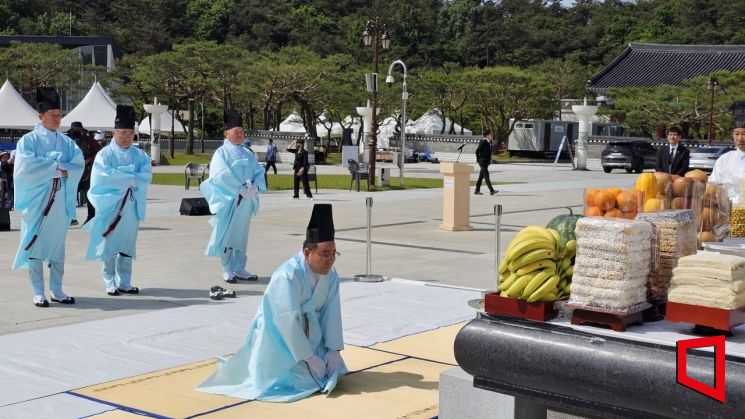 17일 광주 국립5·18민주묘지에서 '5·18민중항쟁 제44주년 추모제'가 진행되고 있다.