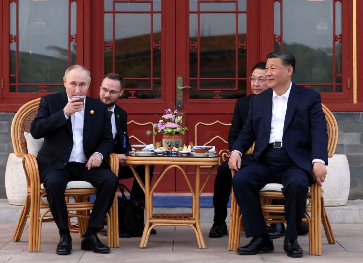 중국을 국빈 방문한 블라디미르 푸틴 러시아 대통령9(왼쪽)이 16일 베이징 중난하이에서 시진핑 국가주석과 함께 차를 마시고 있다. 양국 정상은 이날 정상회담에서 상호협력을 강화하기로 했다. [이미지출처=연합뉴스]