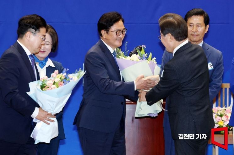 우원식 의원(가운데)이 22대 전반기 국회의장 후보 경선에서 승리해 활짝 웃고 있다.