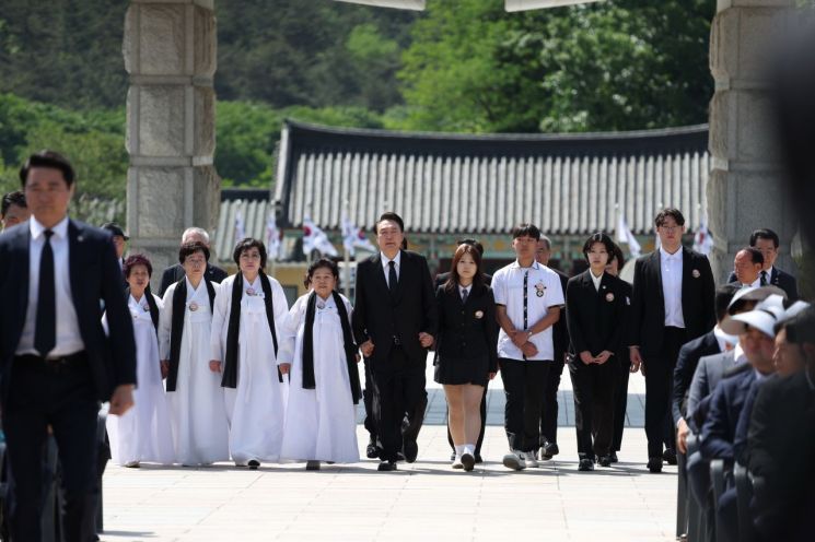 尹, 5·18기념식 3년째 참석…"오월정신으로 자유민주주의 꽃 펴"
