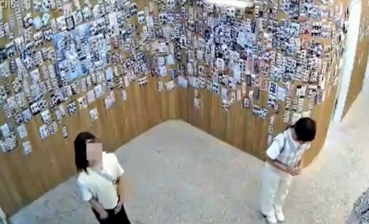 무인사진관서 머리띠 부러뜨린 학생들…CCTV 속 놀라운 모습