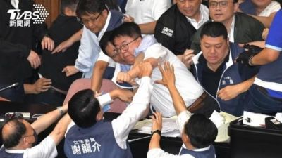 대만 국회에서 난투극을 벌이고 있는 여야 의원들 [이미지출처=연합뉴스]