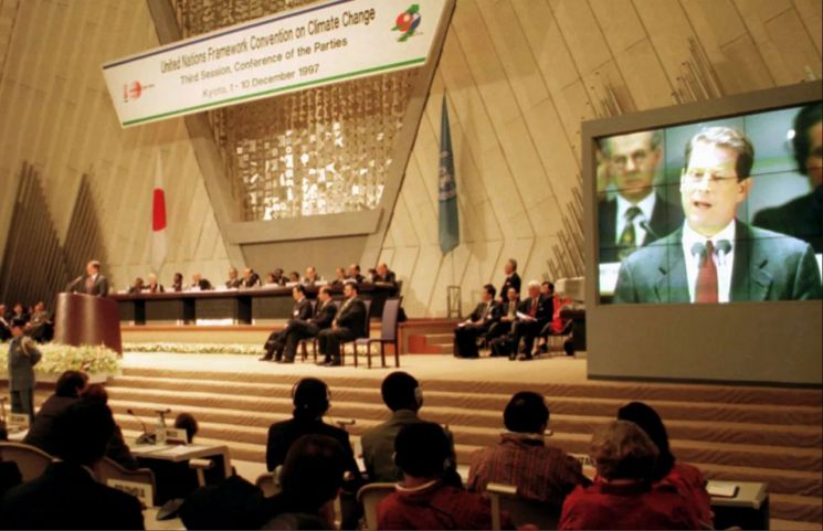 1997년 12월 교토의정서를 이끌어낸 일본 교토 기후변화협약 제3차 당사국 총회 현장. 앨 고어 당시 미국 부통령이 회의 개회사를 하고 있는 모습. 사진=브리태니커
