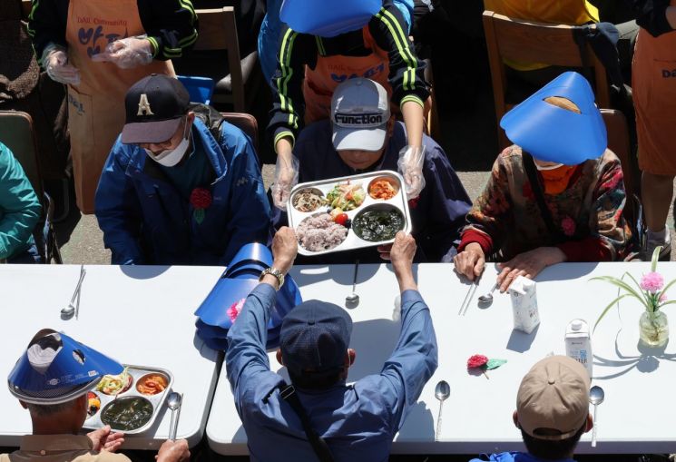 어버이날 효도잔치에서 어르신들이 식사하고 있다.  기사와 직접적인 관련이 없는 자료 사진. [이미지출처=연합뉴스]