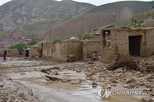 지난 10일(현지시간) 아프가니스탄 바글란주에 발생한 홍수로 마을 주택들이 파손돼 있다.