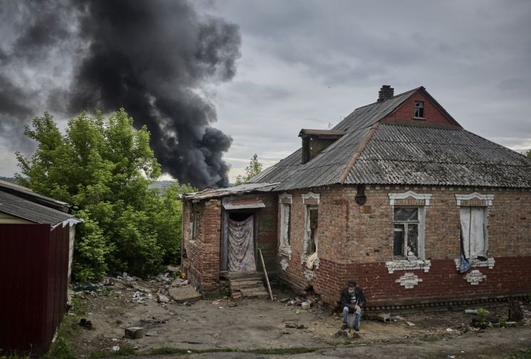 17일(현지시간) 포격으로 연기 피어오르는 우크라이나 동북부 하르키우주의 한 마을 [이미지출처=EPA연합뉴스]