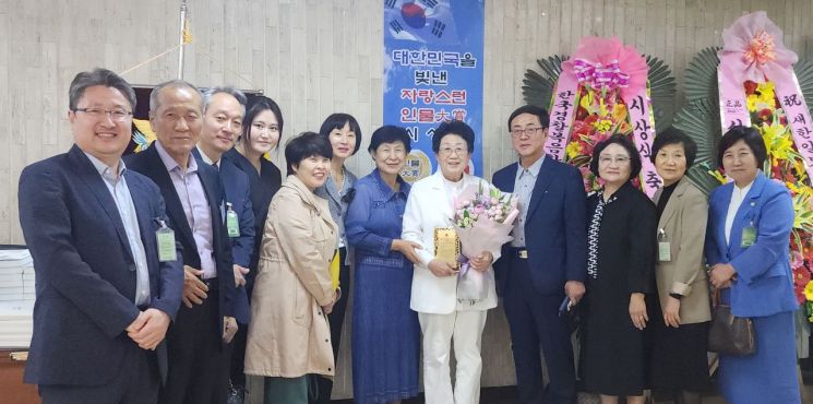 최재형 국민의 힘 국회의원과 (사)유엔평화마을 이옥란 원장이 기념촬영을 하고 있다.