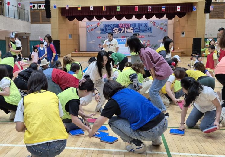 영천시는 지난 18일 영천 생활체육관에서 가정의 달을 맞아 지역 내 다양한 가족이 참여하는 ‘모두 多(다) 가족운동회’를 개최했다.