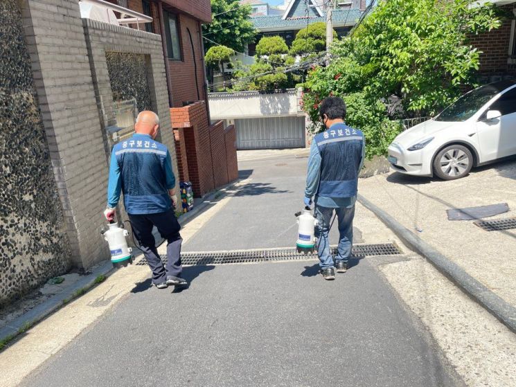 문자 한 통으로 모기 잡는다... 중구 '모기방역소통폰' 운영 