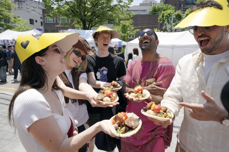 성북세계음식축제 누리마실 축제에서 음식을 즐기는 외국인 방문객들. 성북구청 제공.