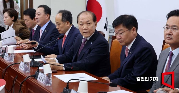 [포토] 황우여 "기성세대 더 부담하고 젊은세대 어깨 가볍게 연금개혁"