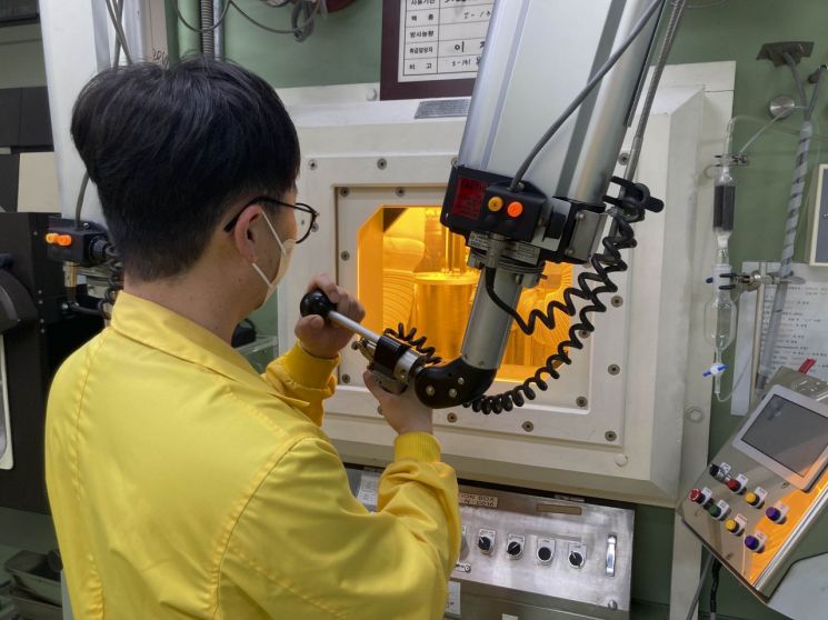 연구팀이 싸이로키티 주사액(I-131) 제조를 위해 핫셀을 조작하고 있다. 한국원자력연구원 제공