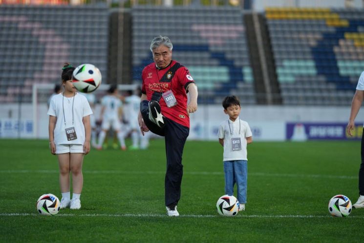 조명래 창원특례시 제2부시장이 시축을 하고 있다.