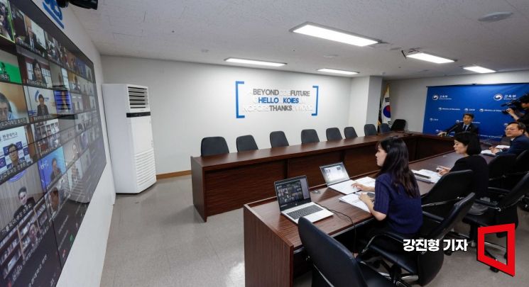 [포토] 의대 운영대학 총장과 의견 나누는 이주호 부총리