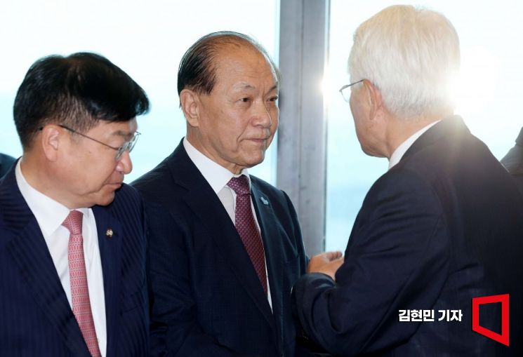 [포토] 정의화 전 국회의장과 인사하는 황우여 위원장