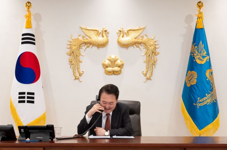 윤석열 대통령은 20일 로런스 웡 싱가포르 신임 총리와 전화 통화를 갖고, 양국 관계 발전에 대해 의견을 교환했다고 대통령실이 전했다. [이미지출처=연합뉴스]