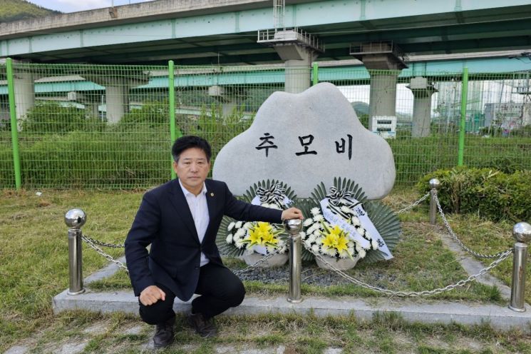 서석영 경북도의원이 51년전 포항 열차사고로 45명이 숨진 추모비앞에 앉아있다.
