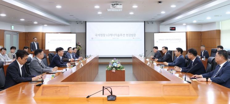 김창기 국세청장(오른쪽 세번째)이 20일 오창과학산업단지내 LG에너지솔루션에서 현장간담회를 하고 있다.