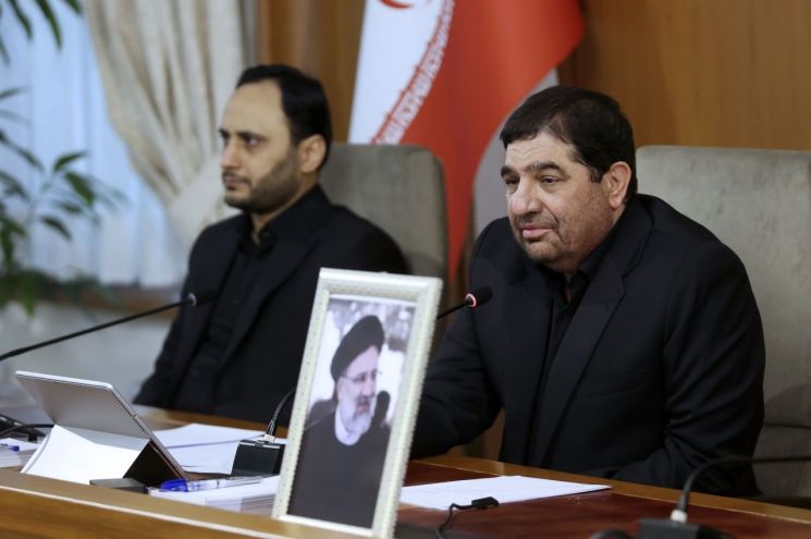 이란 대통령 직무 대행 모크베르…최고지도자 하메네이 측근
