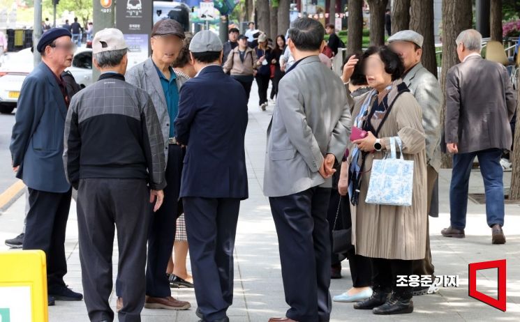 서울 청계천 부근에서 어르신들이 모여 이야기를 나누고 있다. 사진=조용준 기자 jun21@