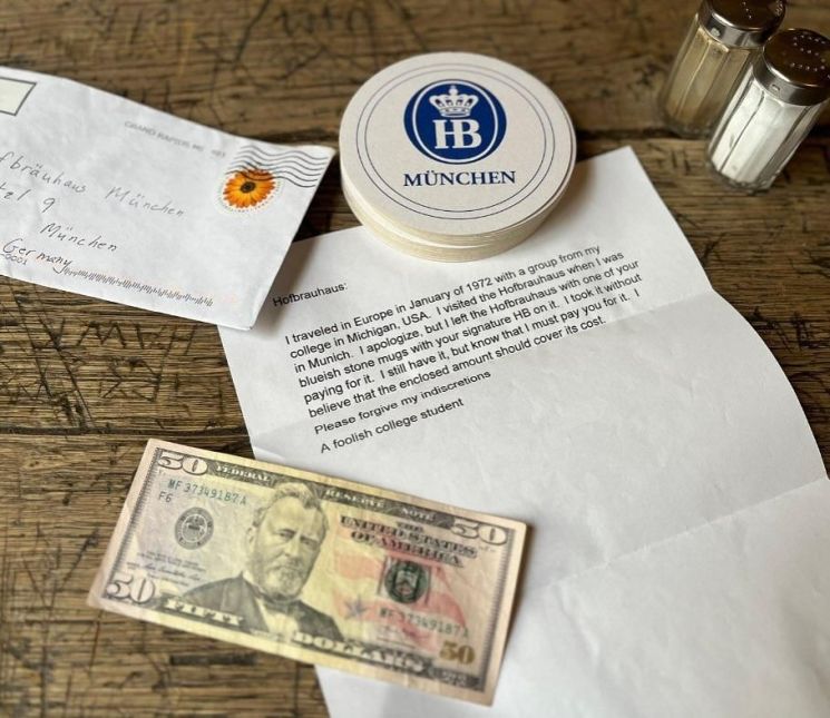 미국의 한 70대 노인이 52년 전 몰래 가져온 맥주잔을 변상하고자 보낸 50달러짜리 지폐와 사과 편지. [이미지출처=호프브로이하우스 페이스북 캡처]
