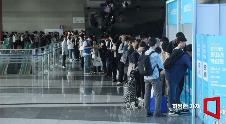 21일 서울 코엑스에서 열린 중견기업 일자리 박람회에 참석한 구직자들이 등록을 위해 줄을 서있다. 사진=허영한 기자 younghan@