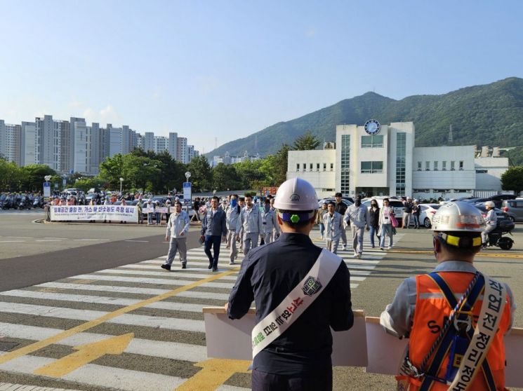 안전보건공단 부산광역본부가 21일 거제도 한화오션 앞에서 안전문화 캠페인을 벌이고 있다.