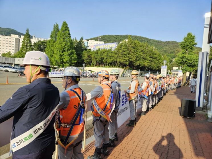 안전보건공단 부산광역본부가 21일 거제도 한화오션 앞에서 안전문화 캠페인을 벌이고 있다.