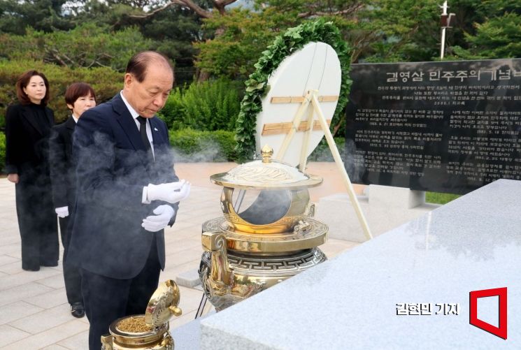 [포토] 김영삼 전 대통령 묘역 참배하는 황우여 비대위원장
