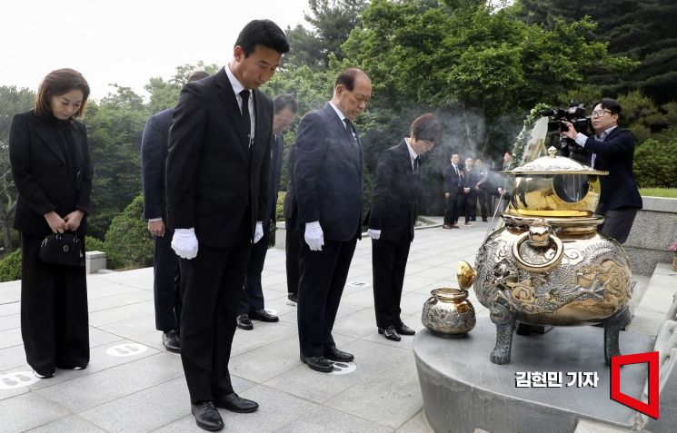 [포토] 박정희 전 대통령 묘역 참배하는 황우여 비대위원장